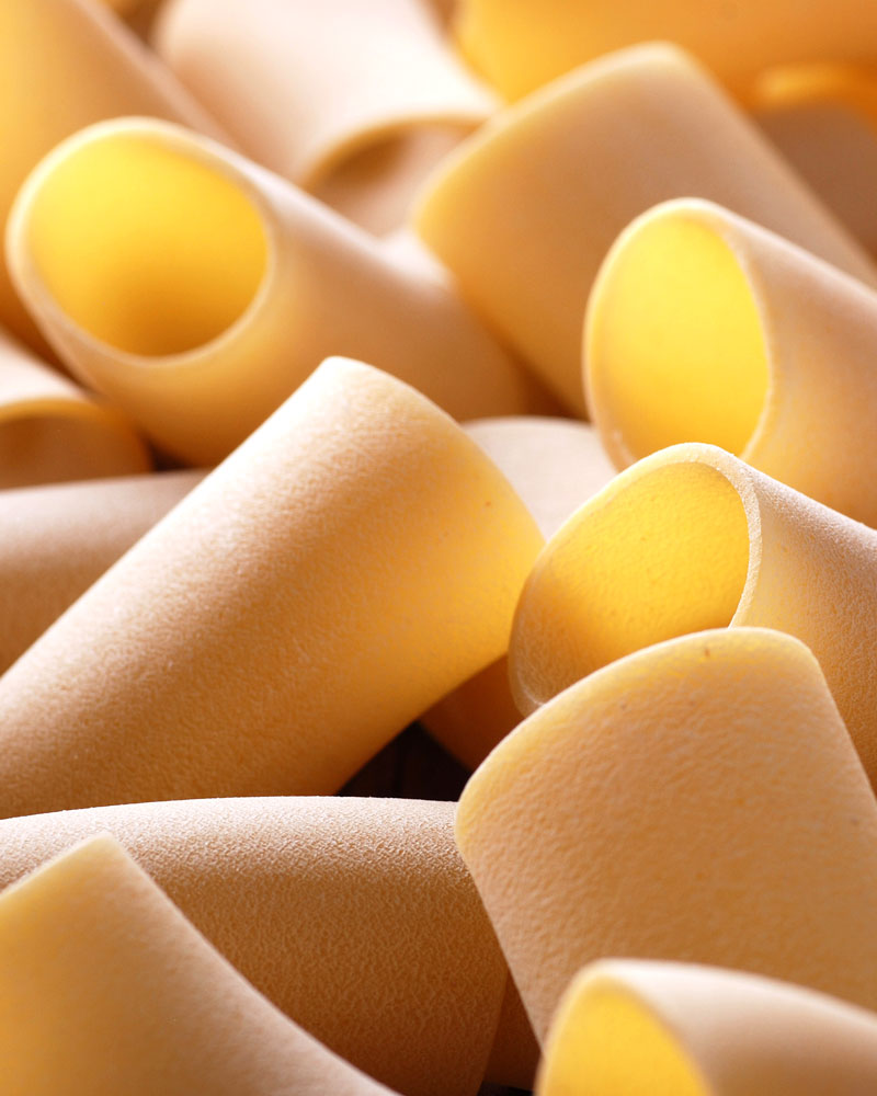 Paccheri - Gragnano Pasta IGP – mit passenden Accessoires arrangiert