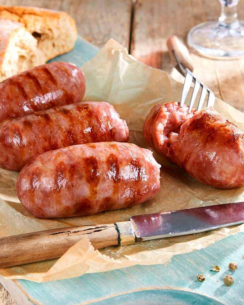 Salsiccia - frische Bratwurst - 4 Stück – mit passenden Accessoires arrangiert