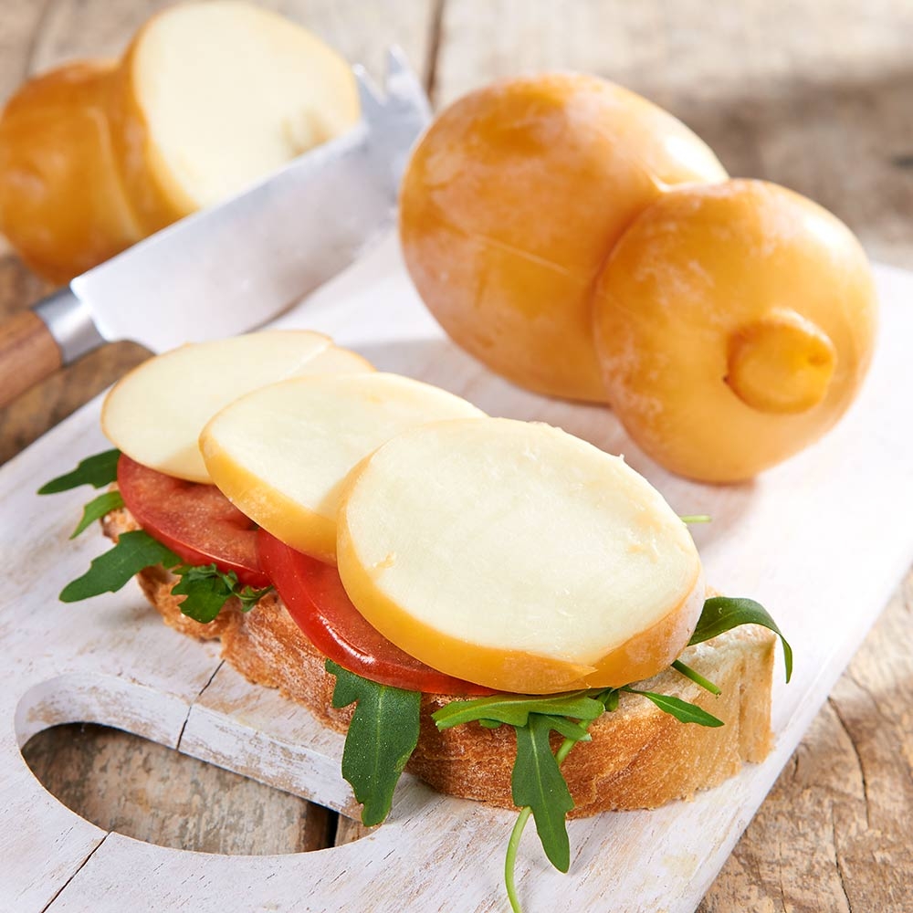 Scamorza geräuchert - Bio – mit passenden Accessoires arrangiert