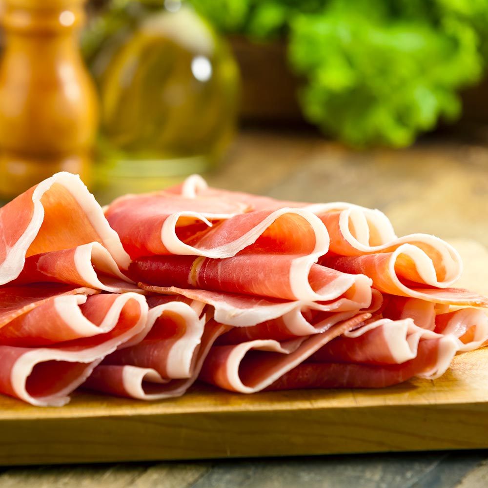 Parmaschinken DOP - mild – mit passenden Accessoires arrangiert