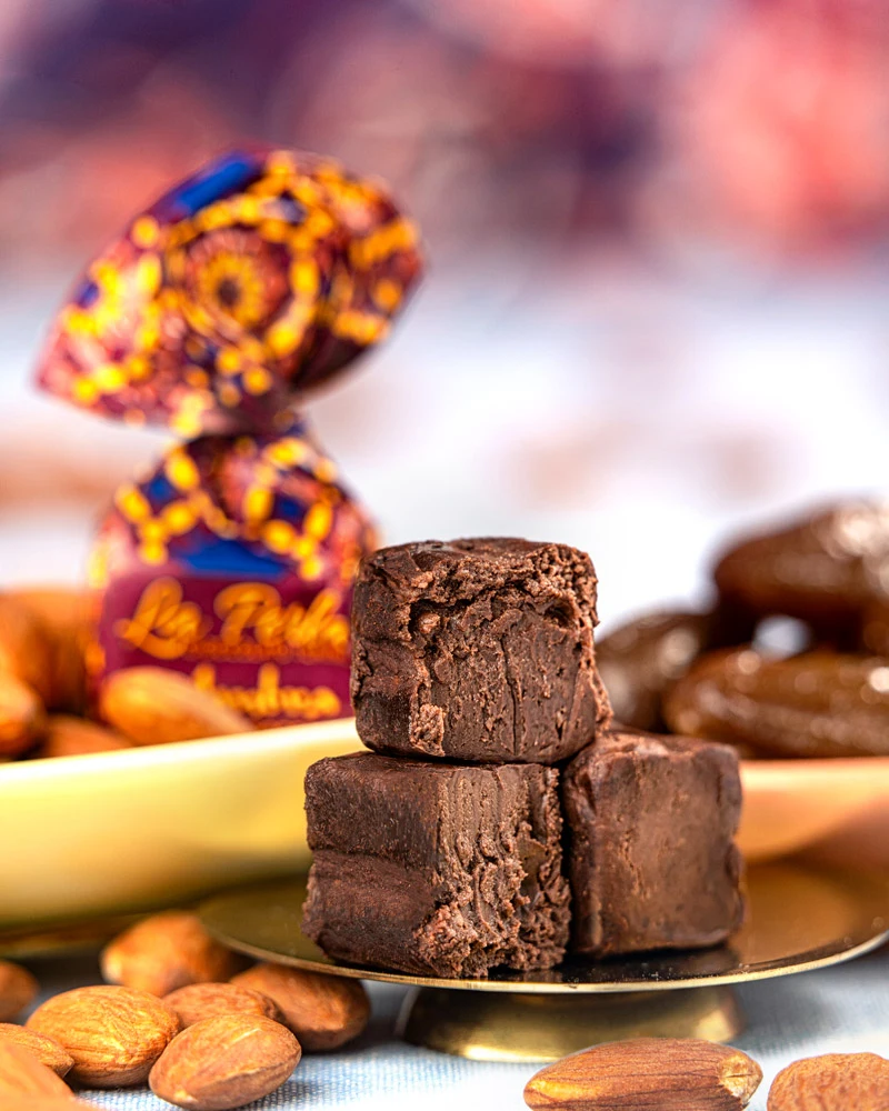 Tartufi Ambra - ohne Zuckerzusatz – mit Schokoladenstücken, Pralinen angerichtet