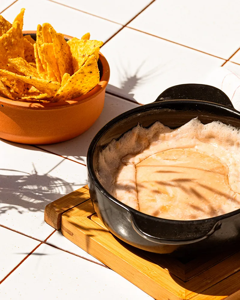 veganer Grillkäse wird mit Nachos gegessen, Fermaggio