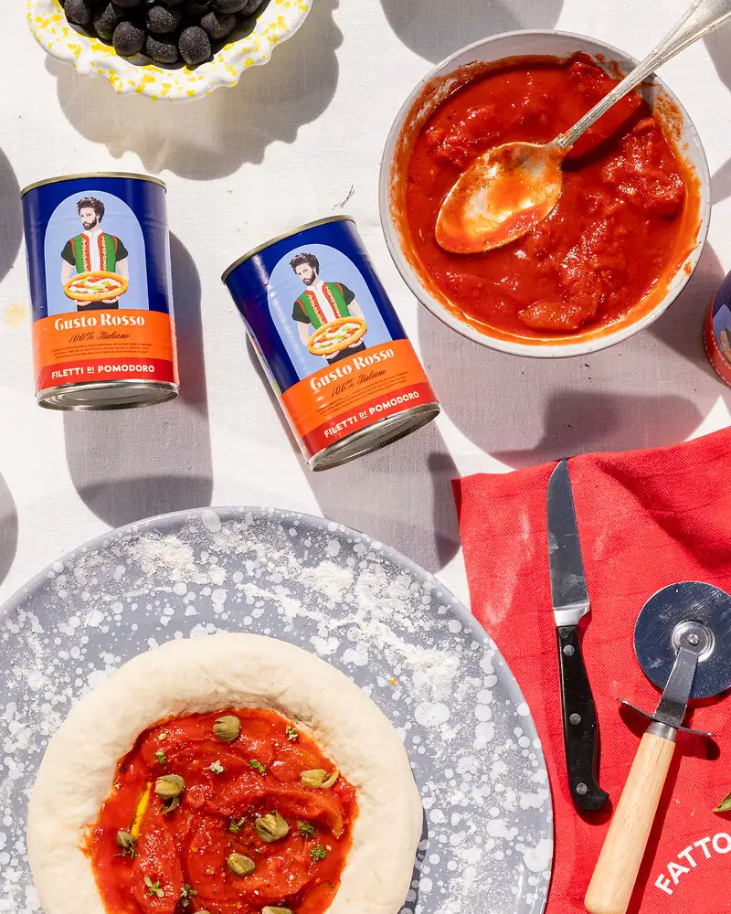 Tomatenfilets - ideal für Pizza – mit passenden Accessoires arrangiert