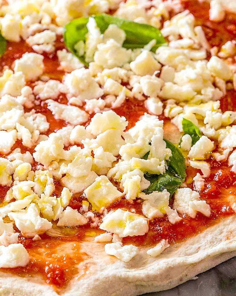 Fior di latte Pizza-Mozzarella - gerieben – mit passenden Accessoires arrangiert