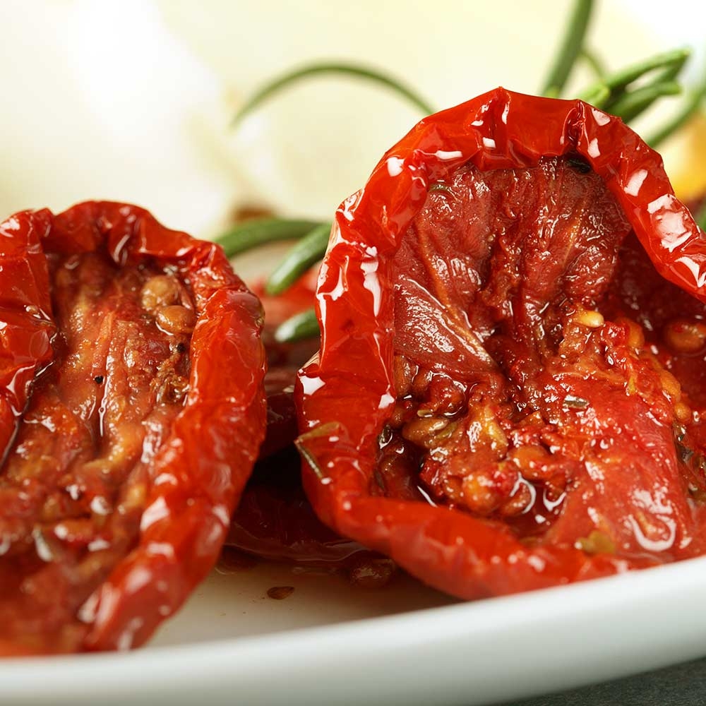 Getrocknete Kirschtomaten – mit passenden Accessoires arrangiert