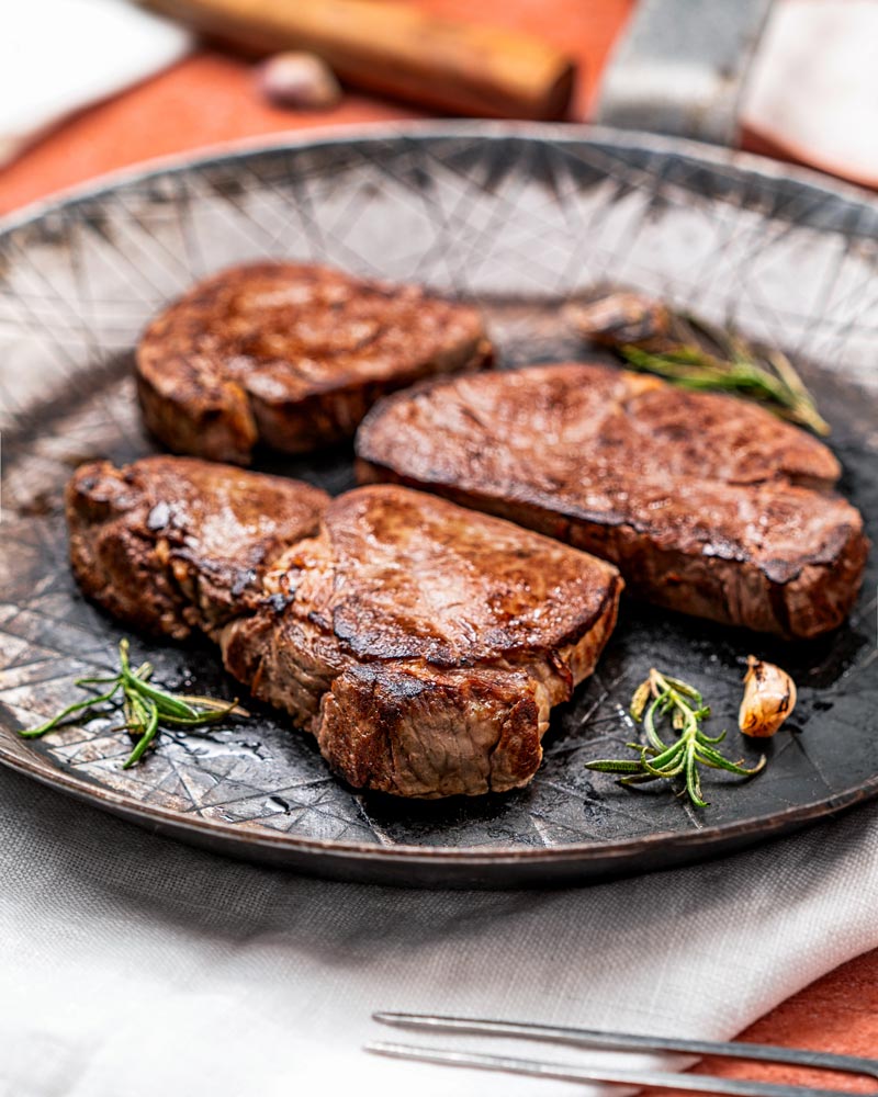 Filetsteak - Bio – mit passenden Accessoires arrangiert
