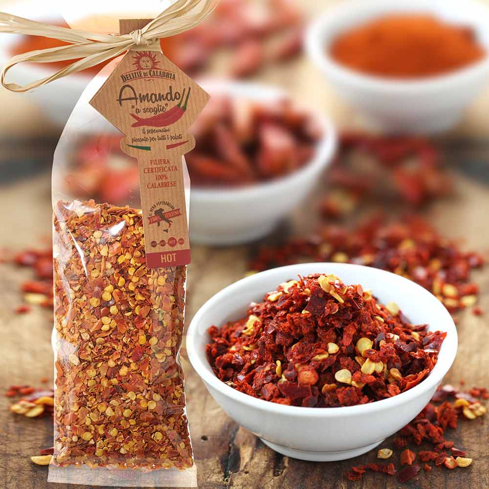 Chili-Flocken aus Kalabrien – mit passenden Accessoires arrangiert