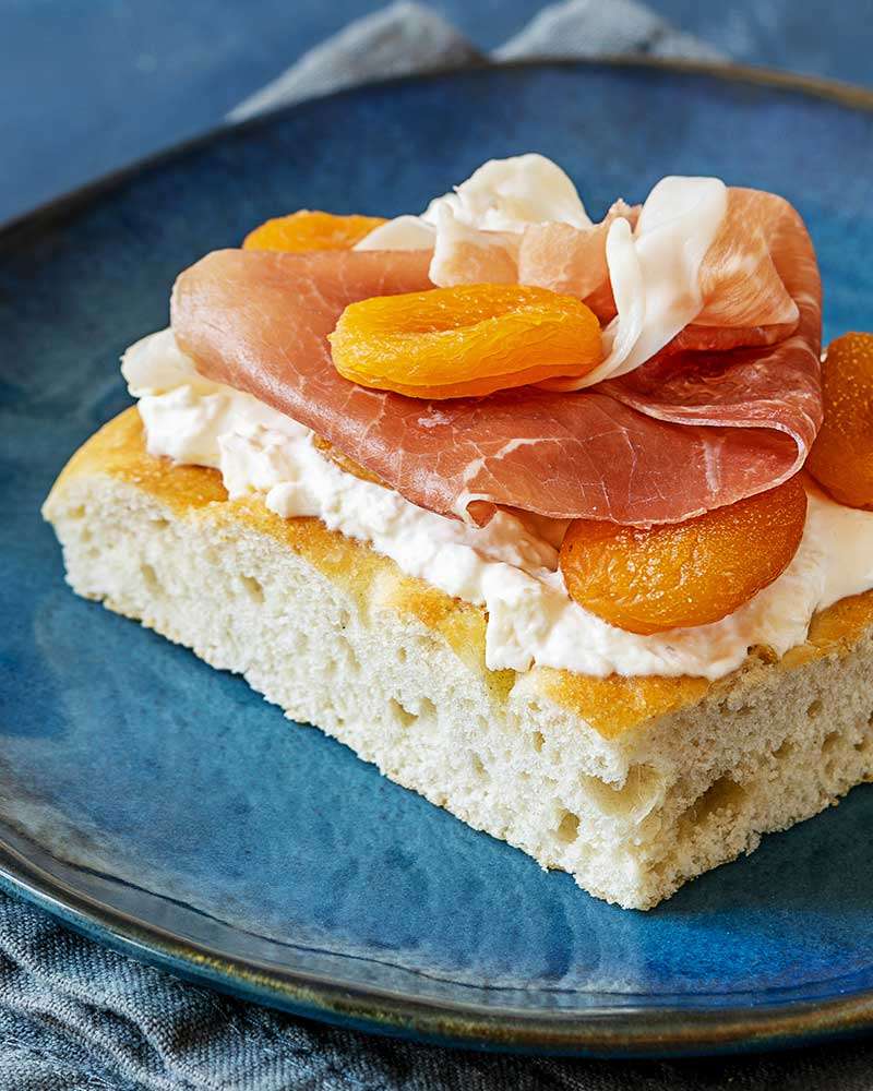 Stracciatella - Mozzarella in Sahne – mit passenden Accessoires arrangiert