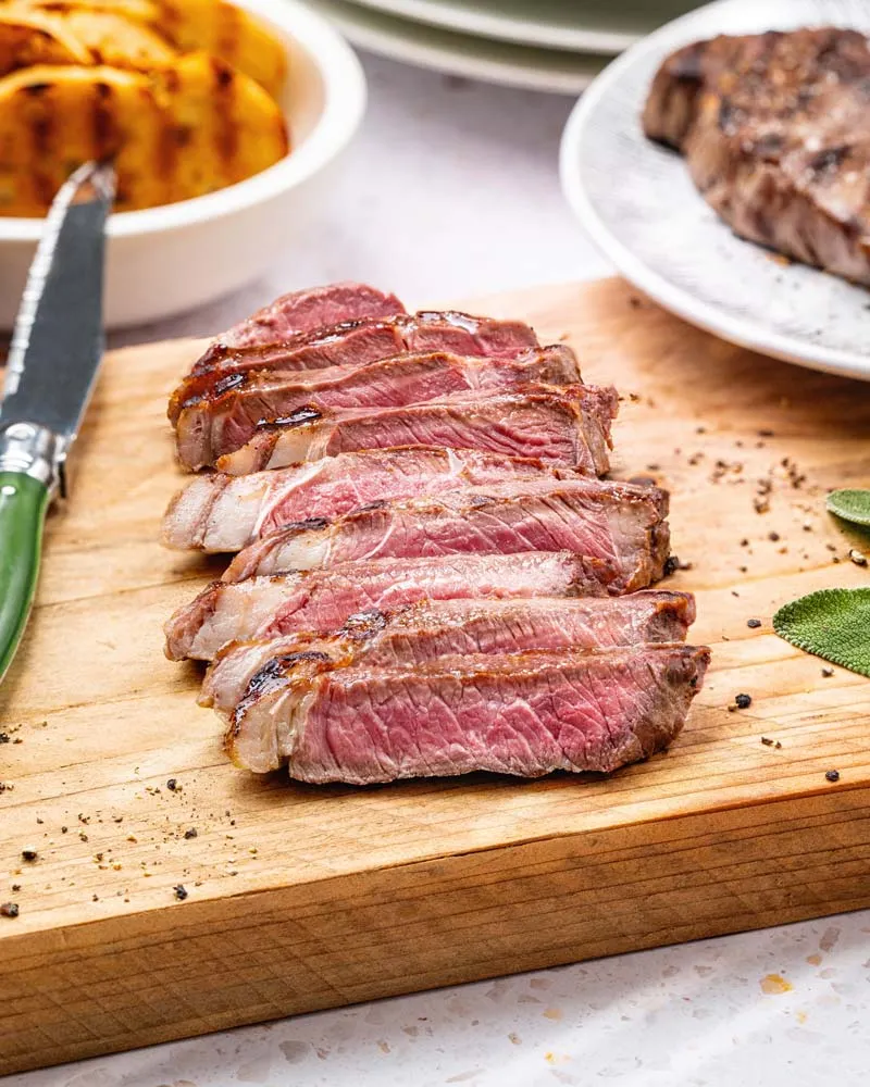 Entrecôte - Bioqualität – mit passenden Accessoires arrangiert