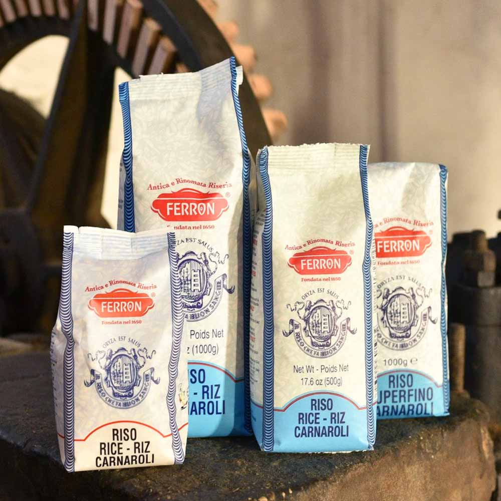 Carnaroli - Risottoreis – mit passenden Accessoires arrangiert