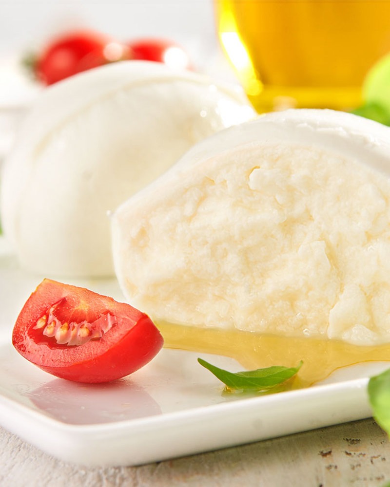 Büffelmozzarella - 2 Kugeln – mit passenden Accessoires arrangiert