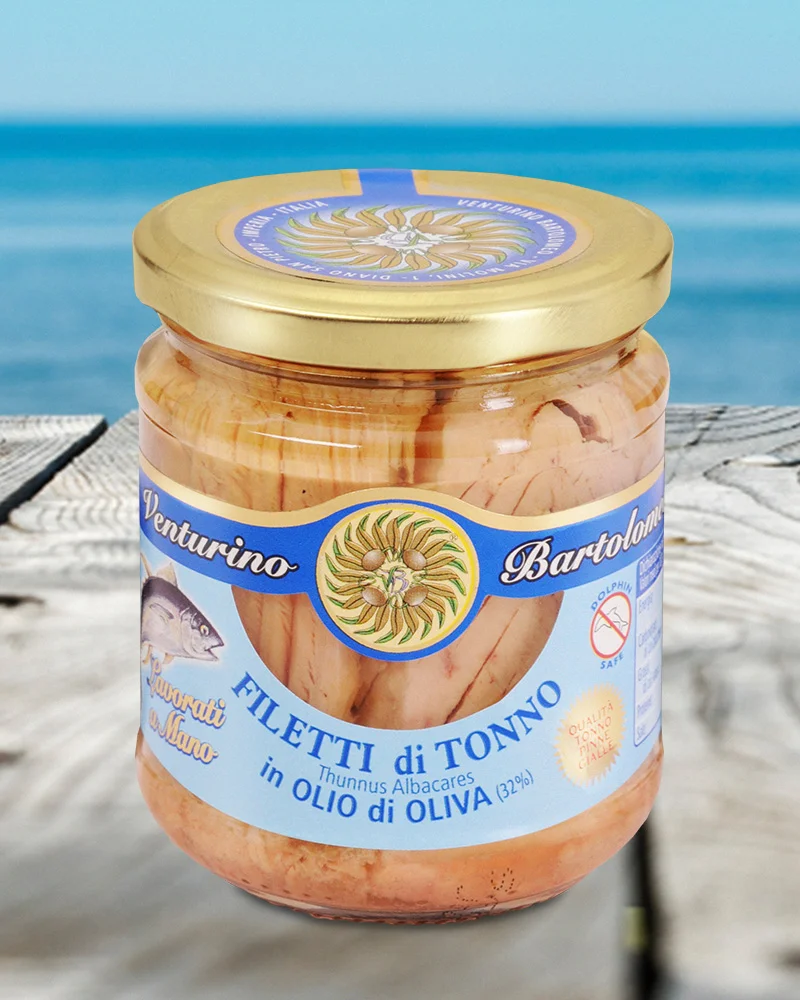 Gelbflossen Thunfischfilet in Olivenöl – mit passenden Accessoires arrangiert