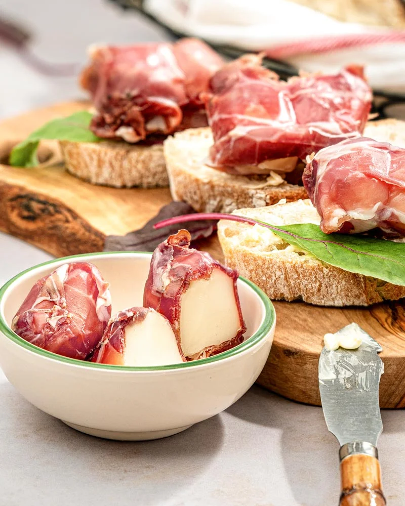 Mini-Scamorza im Schinkenmantel - Bio – mit passenden Accessoires arrangiert
