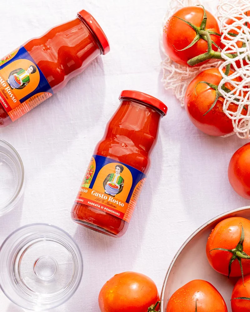 Passierte Tomaten - Passata – mit passenden Accessoires arrangiert