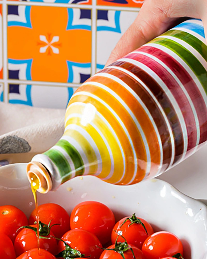 Muraglia Bouteille en terre cuite- arc-en-ciel Muraglia Olivenöl - Regenbogen Keramikflasche – Produktdarstellung, stilvoll arrangiert