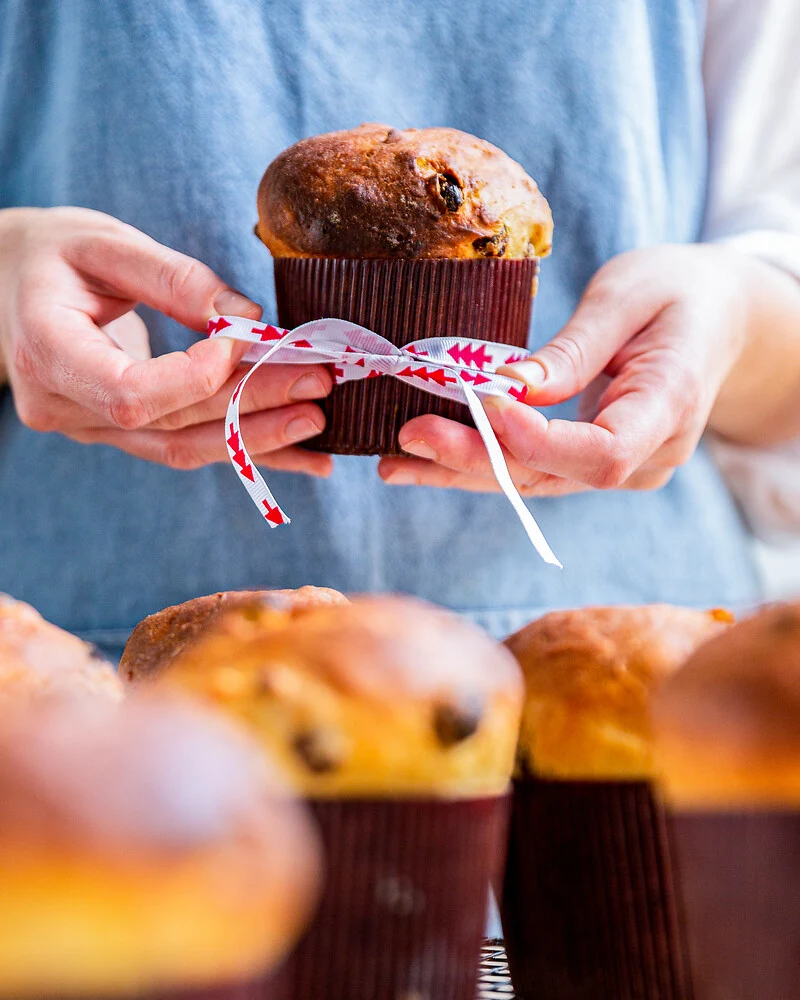 um einen kleinen Panettone wird eine Schleife gewickelt
