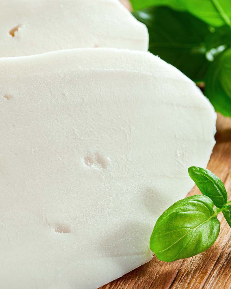 Fior di latte - Mozzarella für Pizza – mit passenden Accessoires arrangiert