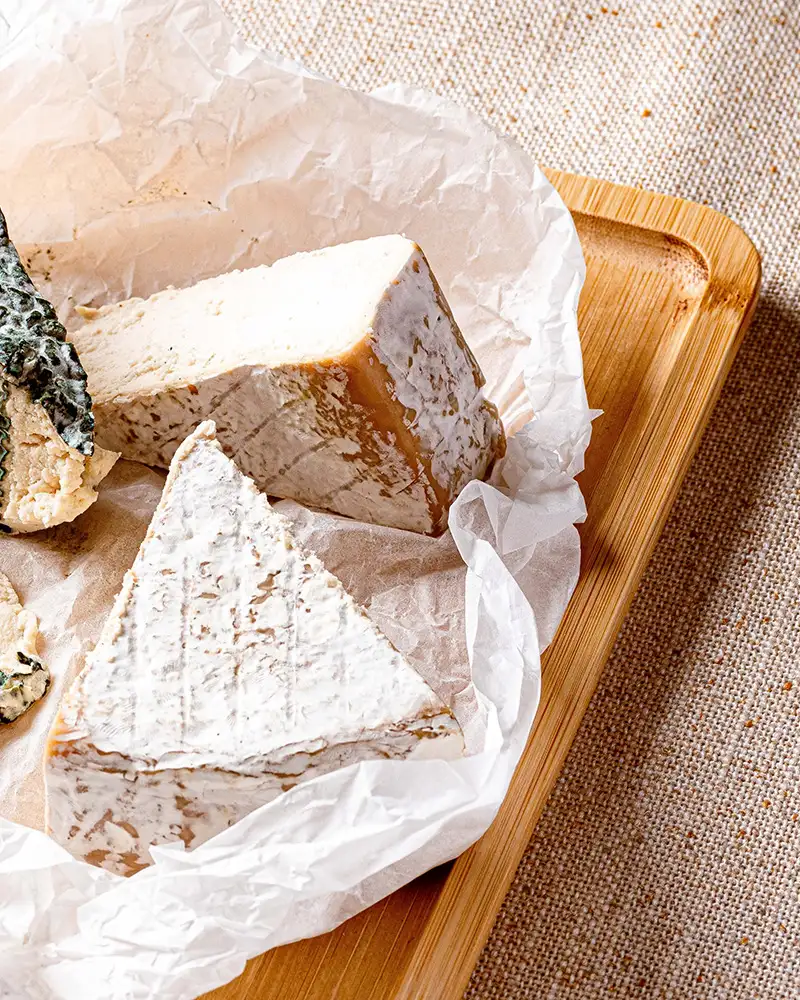 veganer Camembert auf einer Käseplatte, Fermaggio