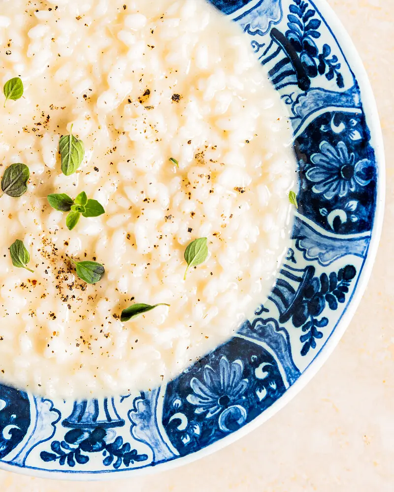 Carnaroli - Risottoreis – mit passenden Accessoires arrangiert