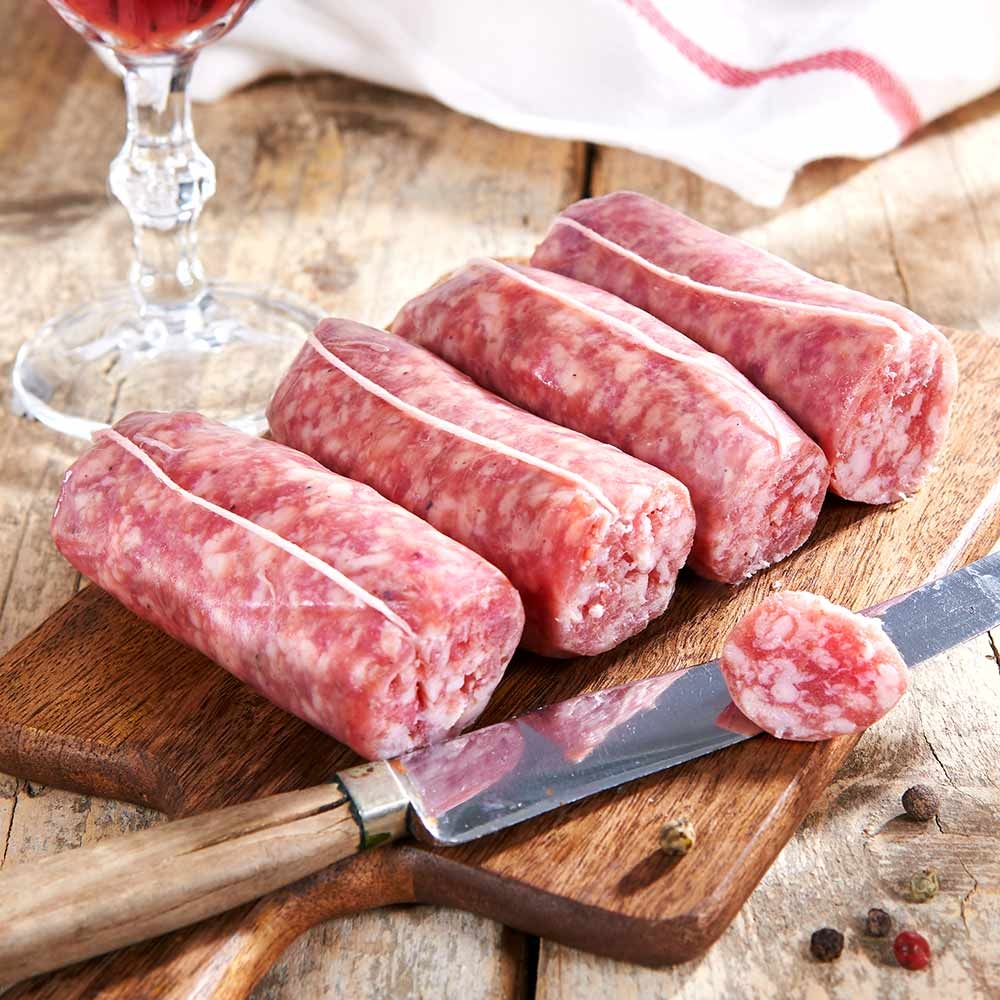 Salsiccia mit Chianti - 4 Stück – mit passenden Accessoires arrangiert