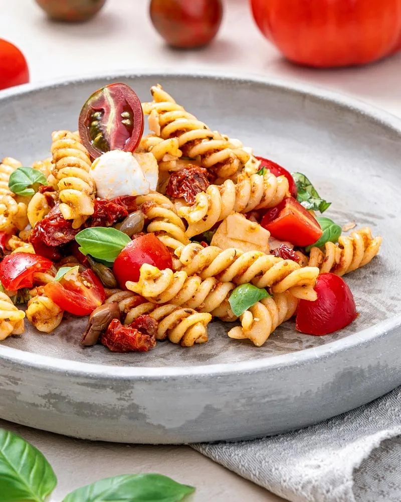 Fusilli - Premiumpasta – mit passenden Accessoires arrangiert