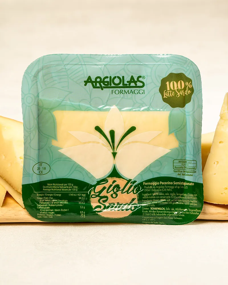 Schafskäse Giglio Sardo - am Stück – mit passenden Accessoires arrangiert