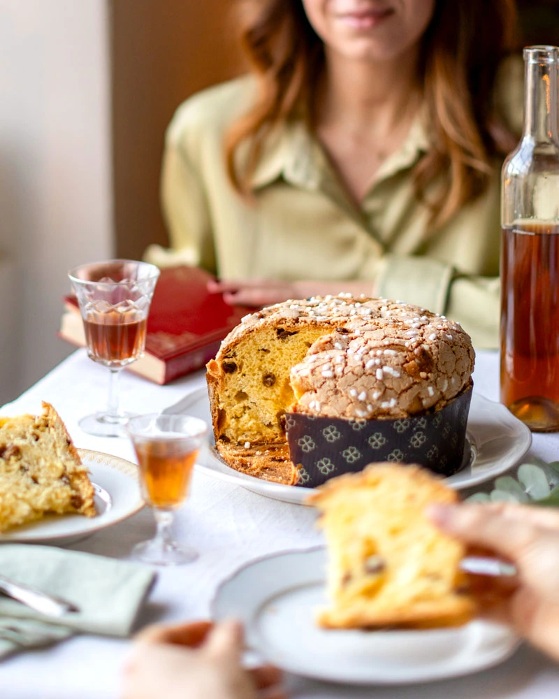 Panettone mit Moscato - im Geschenkkarton – serviert auf einem Teller, Panettone ausgepackt mit Verpackung