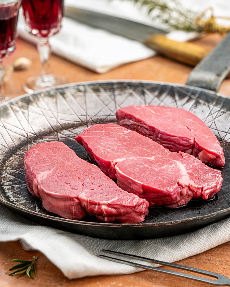 Filetsteak - Bio – mit passenden Accessoires arrangiert