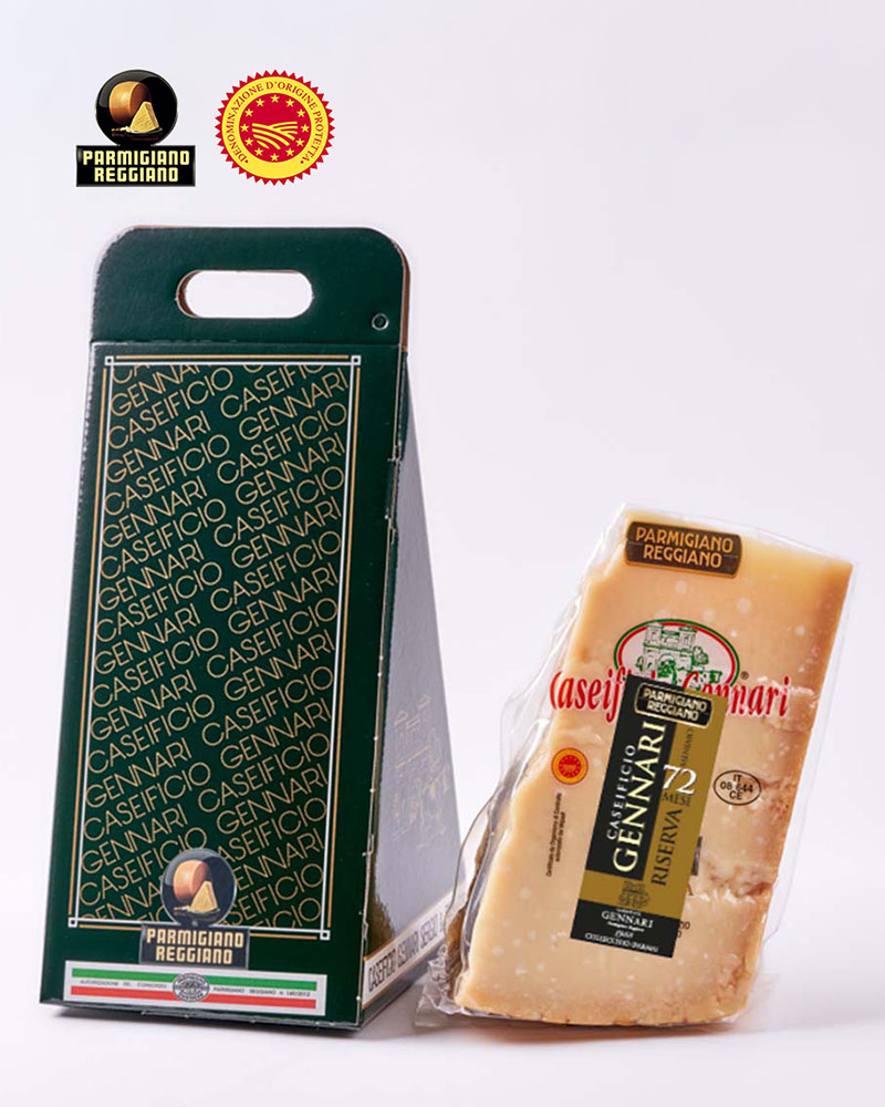 Parmesan DOP im Geschenkkarton – mit passenden Accessoires arrangiert
