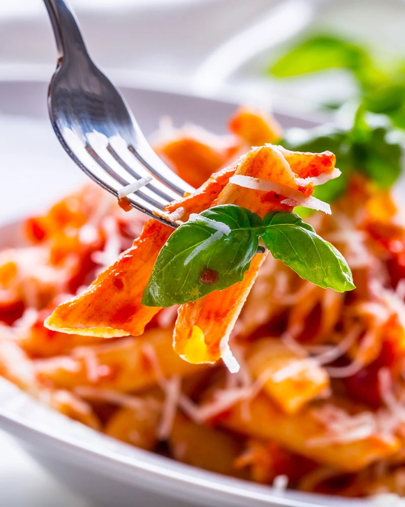 Penne Rigate - Premiumpasta – mit passenden Accessoires arrangiert