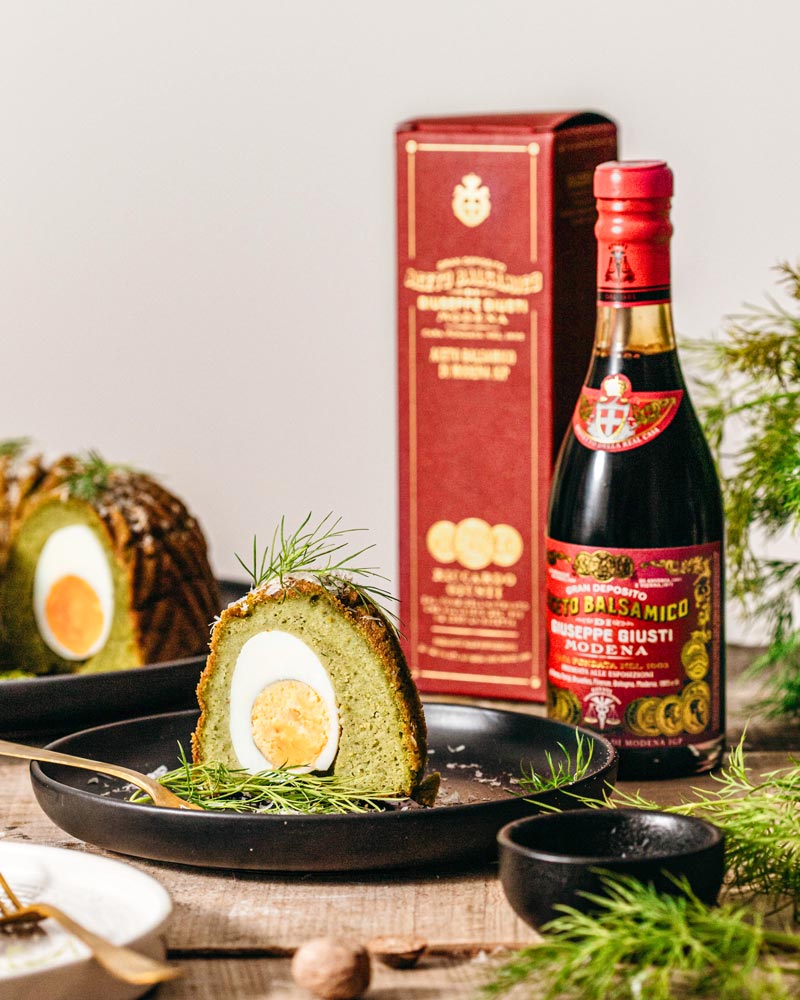 Geschenkkarton -  für Balsamico Il Denso – Flasche im Hintergrund