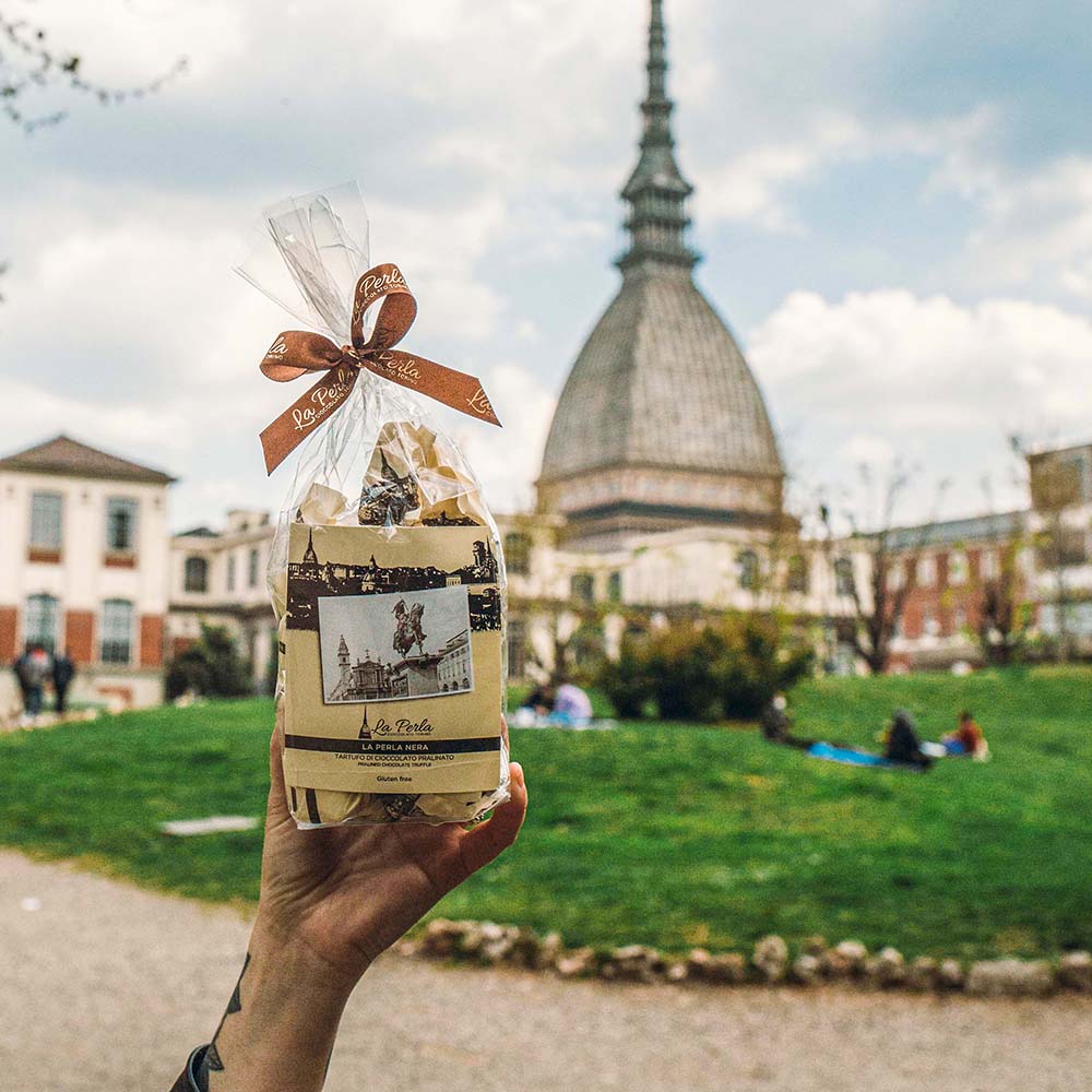 Tartufi - Haselnuss und dunkle Schokolade – serviert auf einem Teller, mit Schokoladenstücken