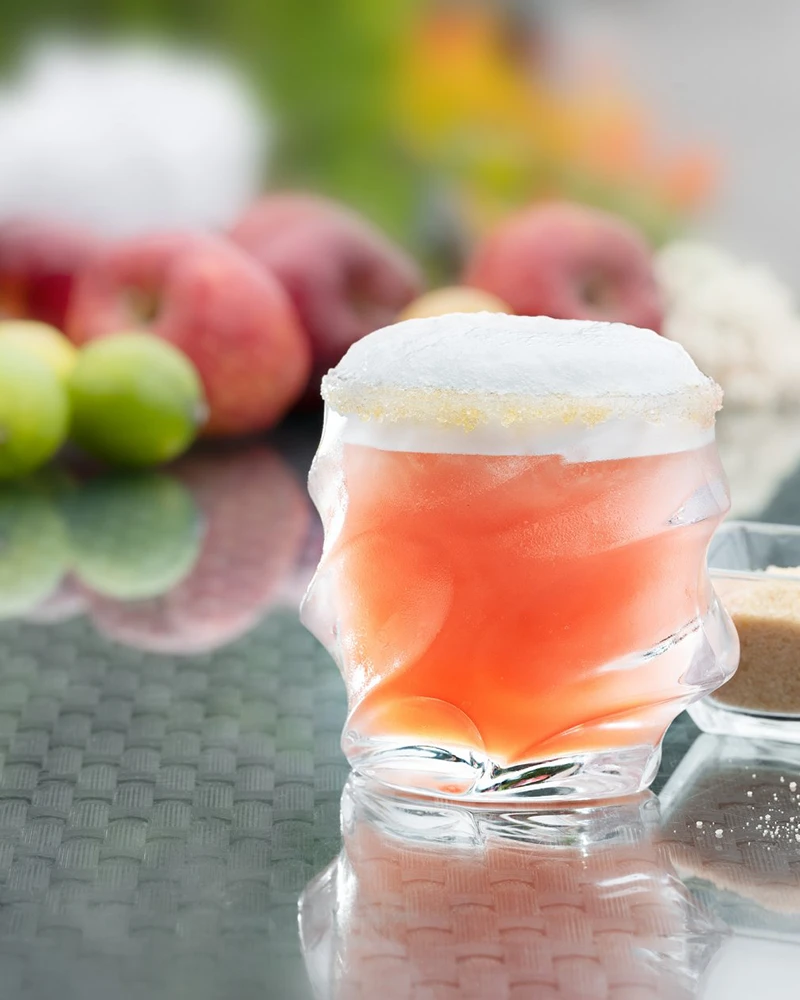 Red Moon 99.6 Sparkling - alkoholfrei – mit passenden Accessoires arrangiert