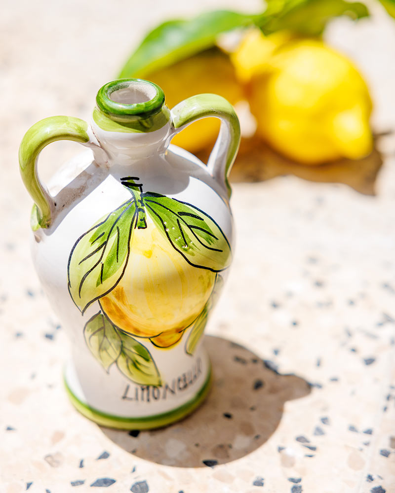 Limoncello di Sorrento IGP - Keramikflasche – in bunter Keramikflasche präsentiert