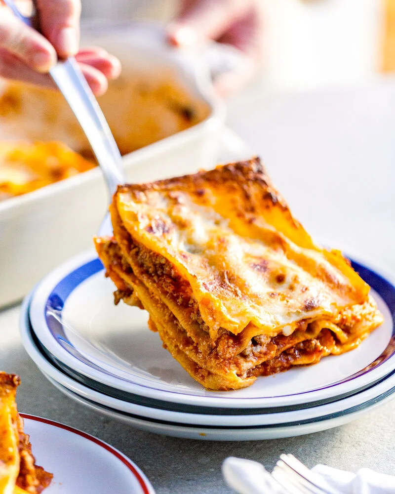 frische Lasagneplatten, fertige Lasagne wird serviert