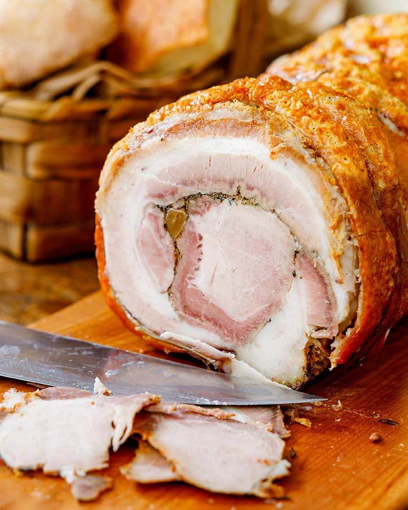 Porchetta - Aufschnitt – mit passenden Accessoires arrangiert