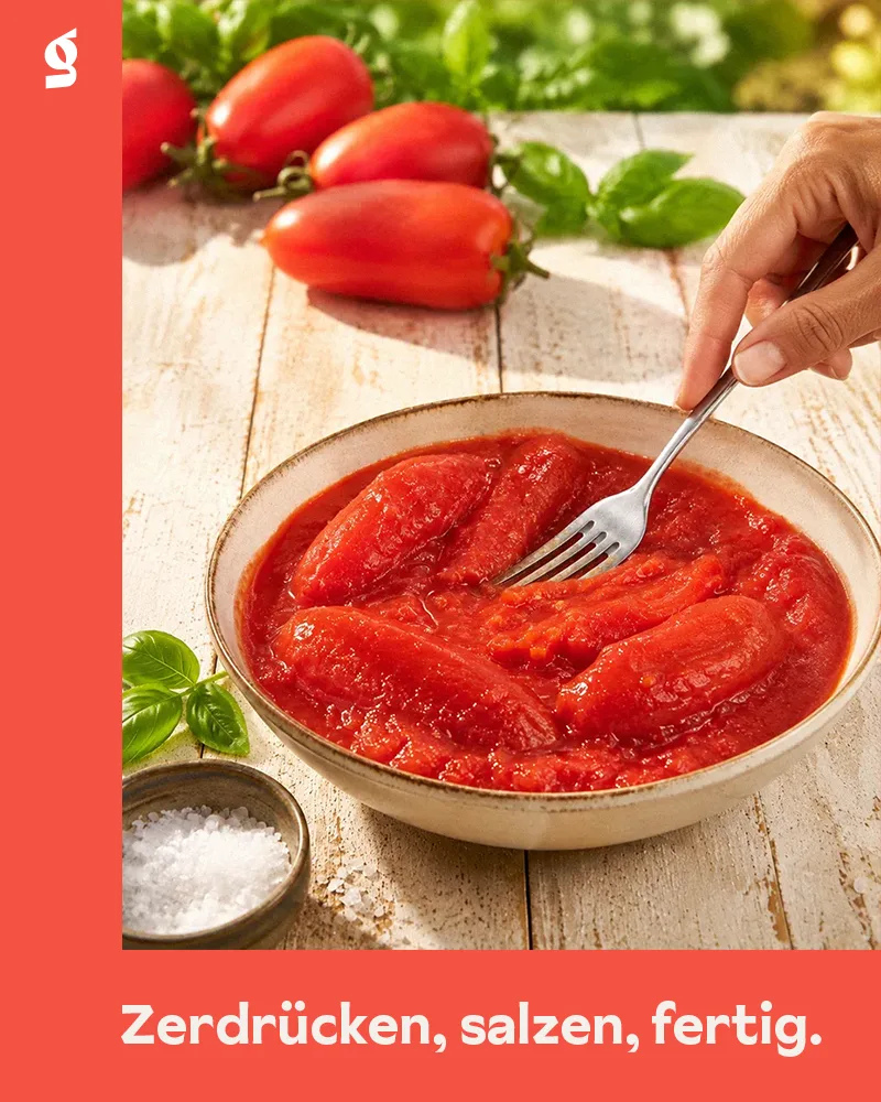 San-Marzano-Tomaten werden mit einer Gabel zu Pizzasauce zerdrückt