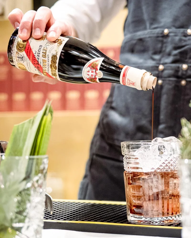 Banda Rossa - Aceto Balsamico di Modena – mit passenden Accessoires arrangiert