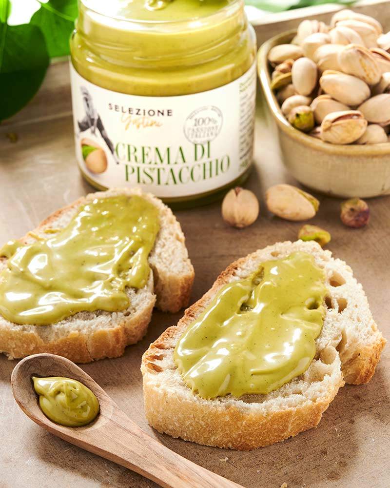 Pistaziencreme – mit passenden Accessoires arrangiert