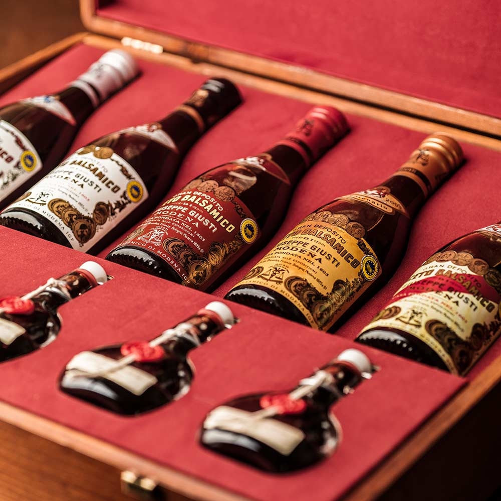 Balsamico Schatztruhe -  Selezione Speciale – mit passenden Accessoires arrangiert