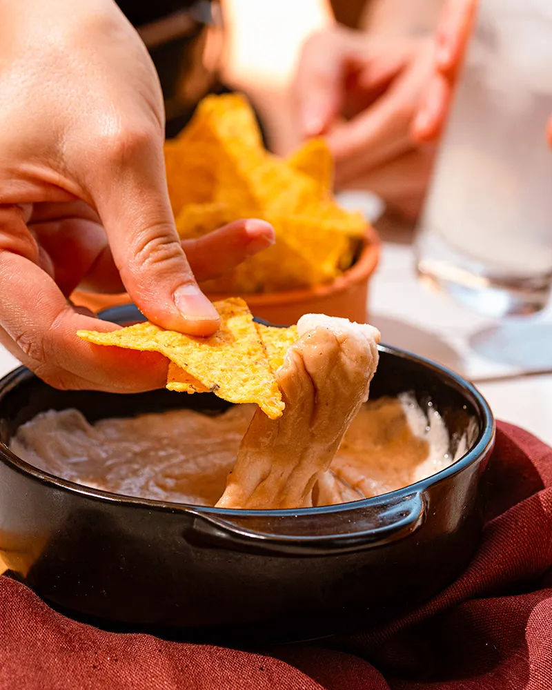 veganer Grillkäse wird mit Nachos gegessen, Fermaggio
