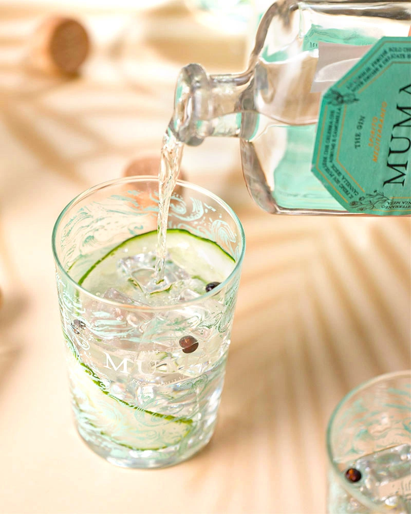 Muma Gin - aus Apulien – mit passenden Accessoires arrangiert