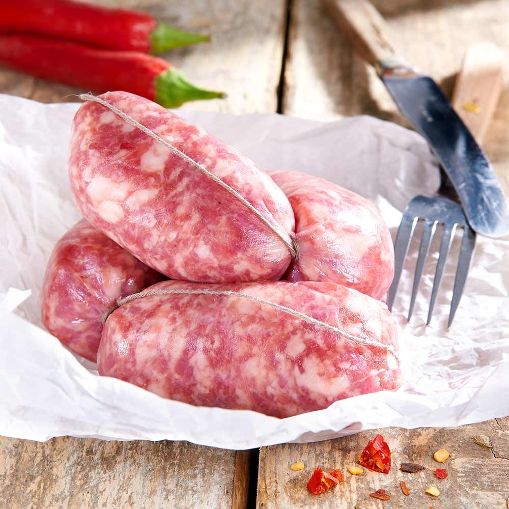 Salsiccia mit Peperoncino - 4 Stück – mit passenden Accessoires arrangiert