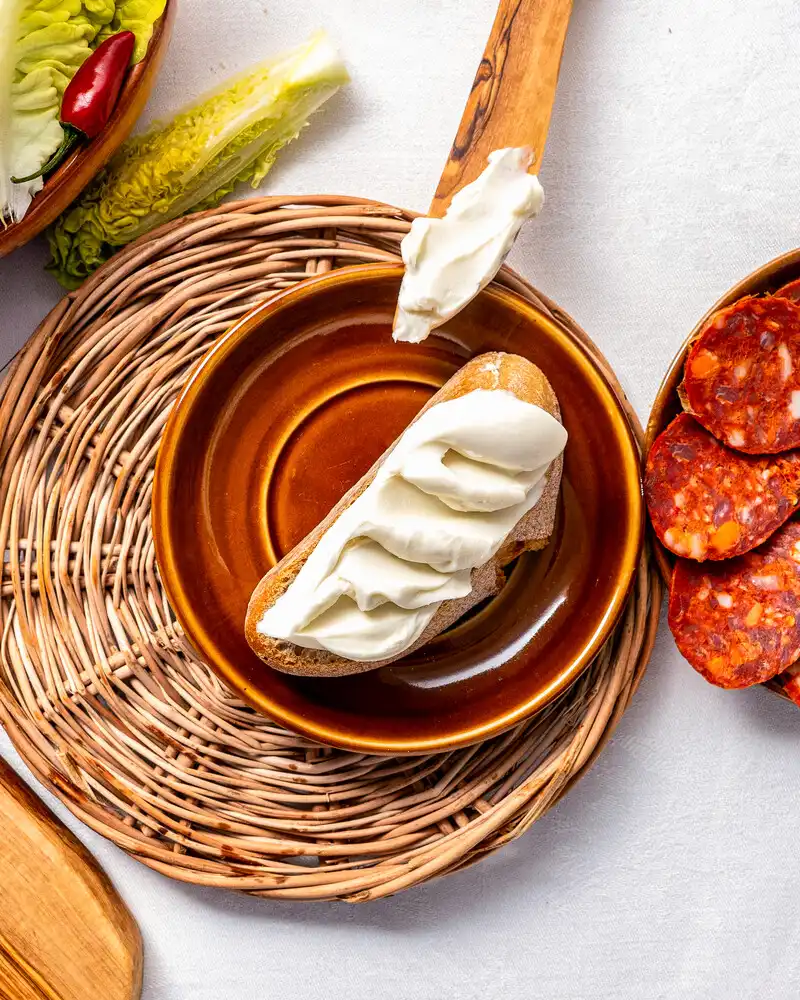 Pecorino-Crème – frisches Brot im Bild