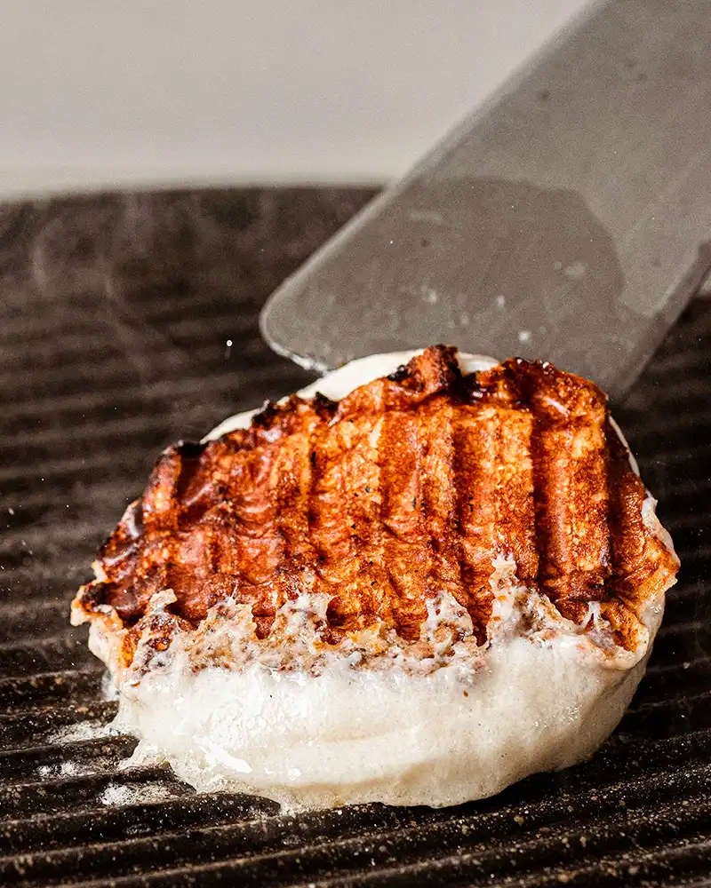 veganer Grillkäse auf einer Grillfläche