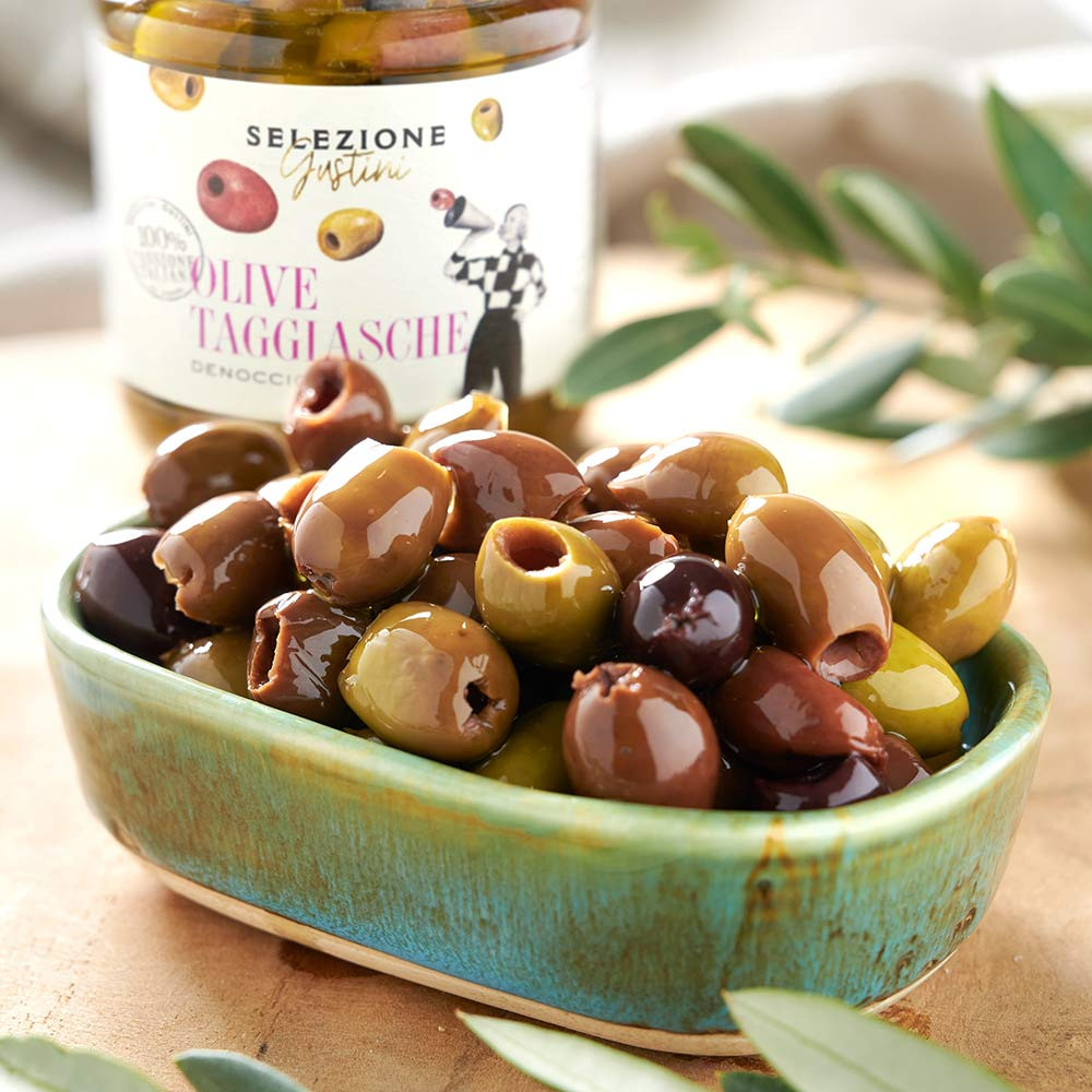 Taggiasca-Oliven - entsteint – mit passenden Accessoires arrangiert