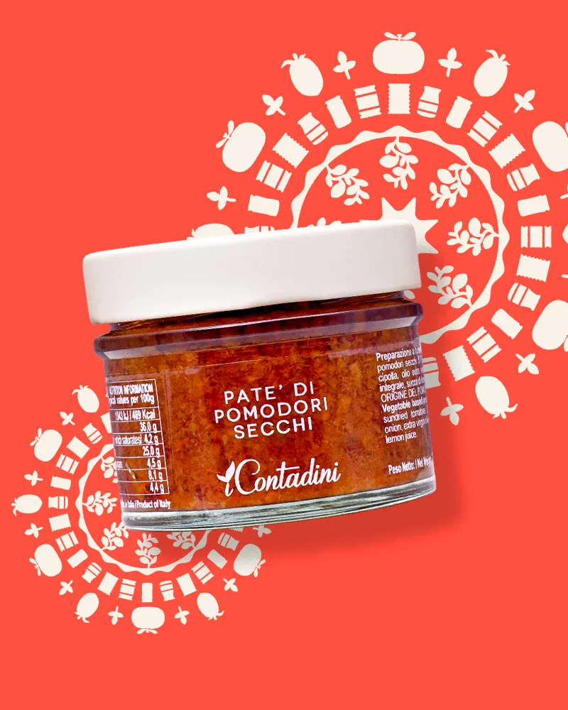 Aufstrich aus Tomaten – mit passenden Accessoires arrangiert