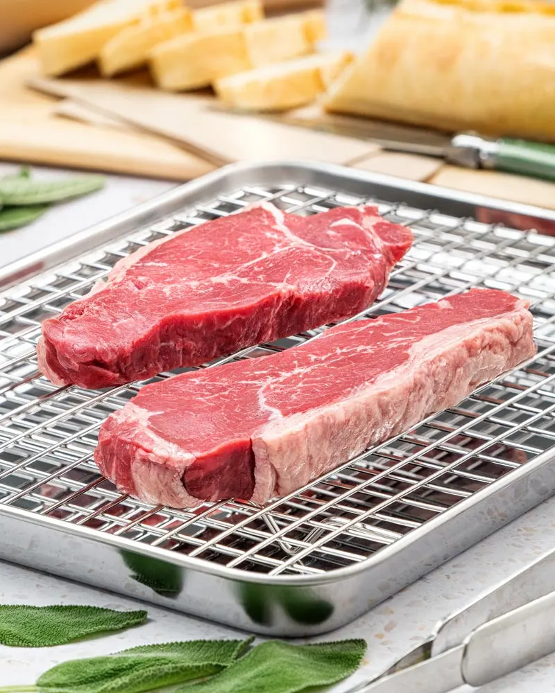 Entrecôte - Bioqualität – mit passenden Accessoires arrangiert