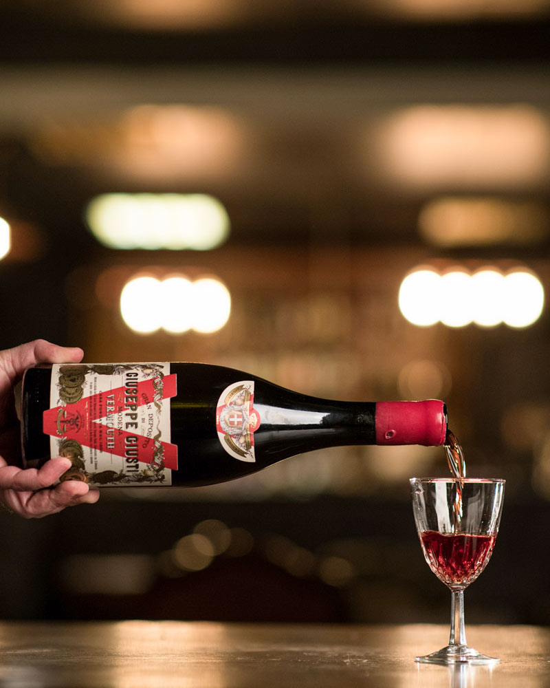 Giusti Wermut - aus dem Balsamicofass – mit passenden Accessoires arrangiert