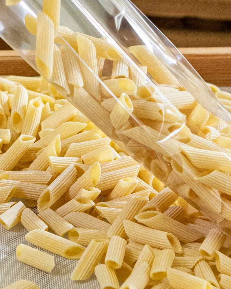 Penne Rigate - Premiumpasta – mit passenden Accessoires arrangiert